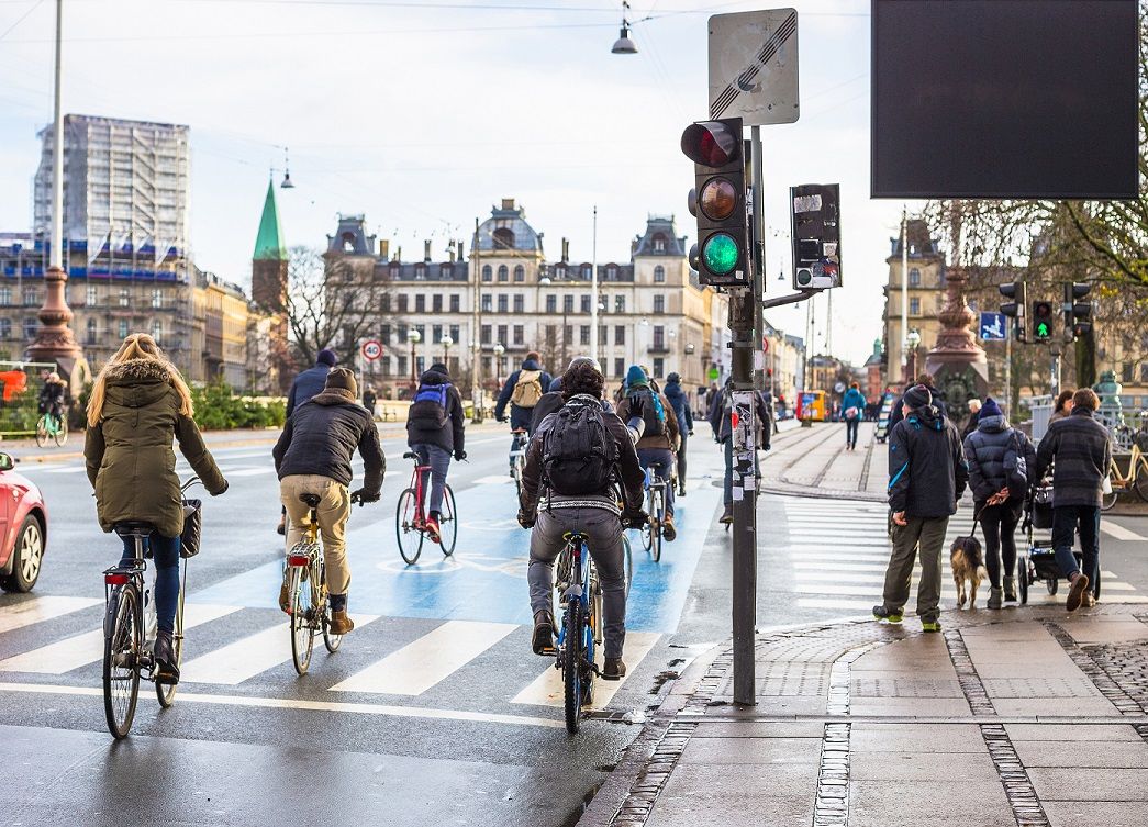 Radfahrer und Fußgänger in der Stadt