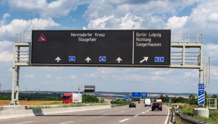 Schilderbrücke mit Wechselverkehrszeichen (WVZ) auf der A4