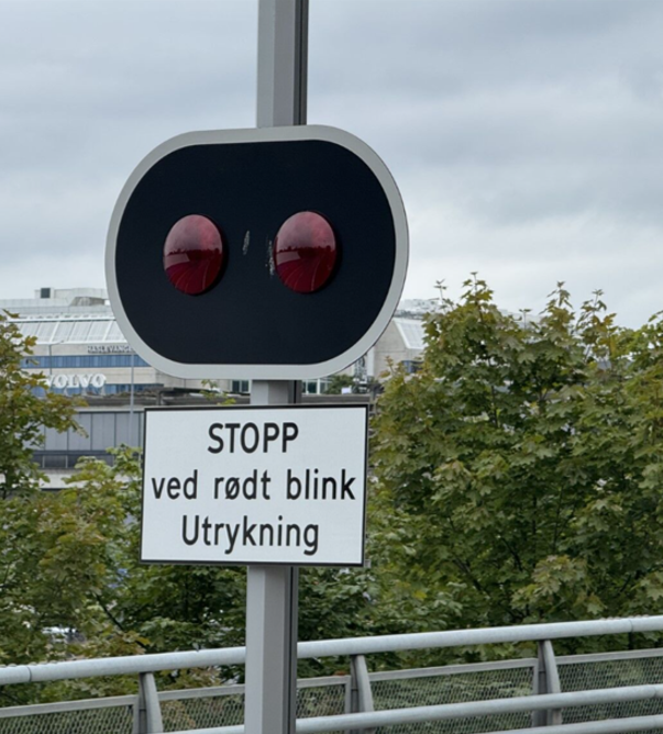 SWARCO wig-wag alert lights activated during emergency response on Dronning Margrethes vei