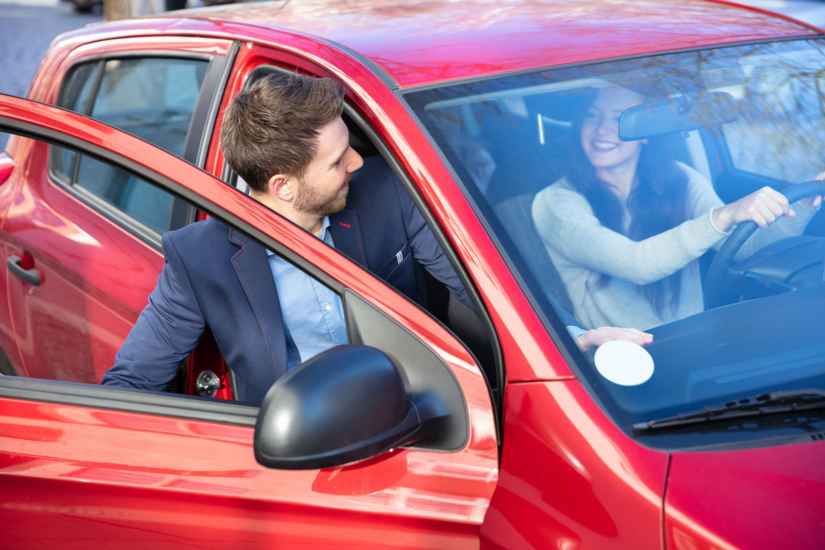 Mitarbeitende bilden eine Fahrgemeinschaft