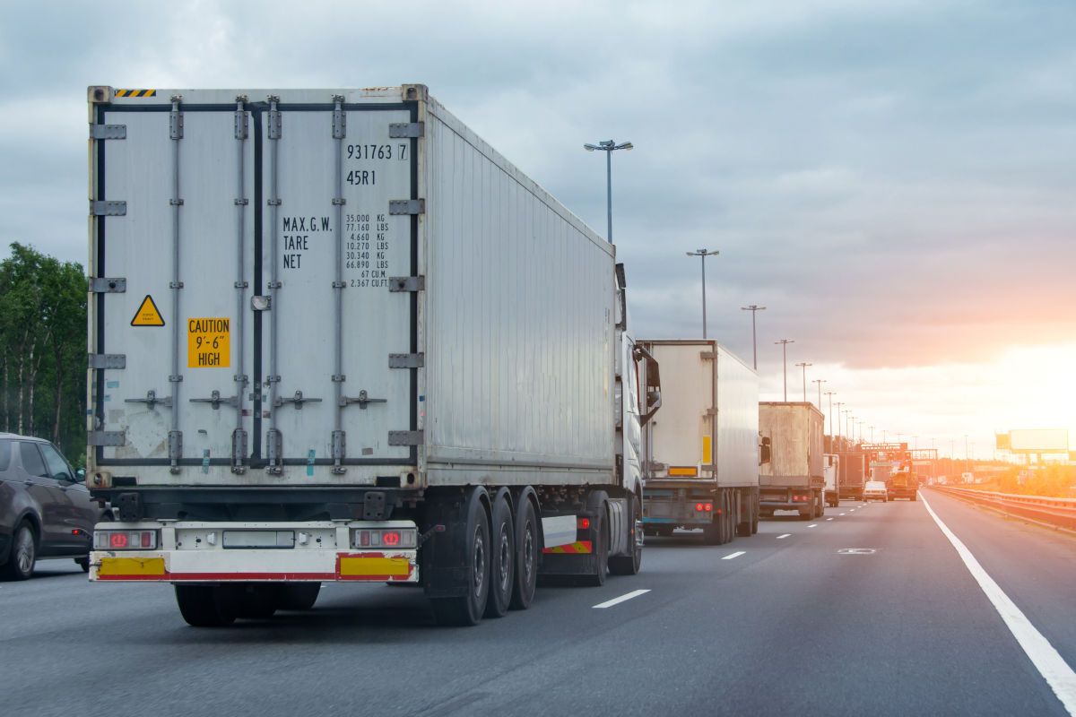 LKWs auf einer Autobahn