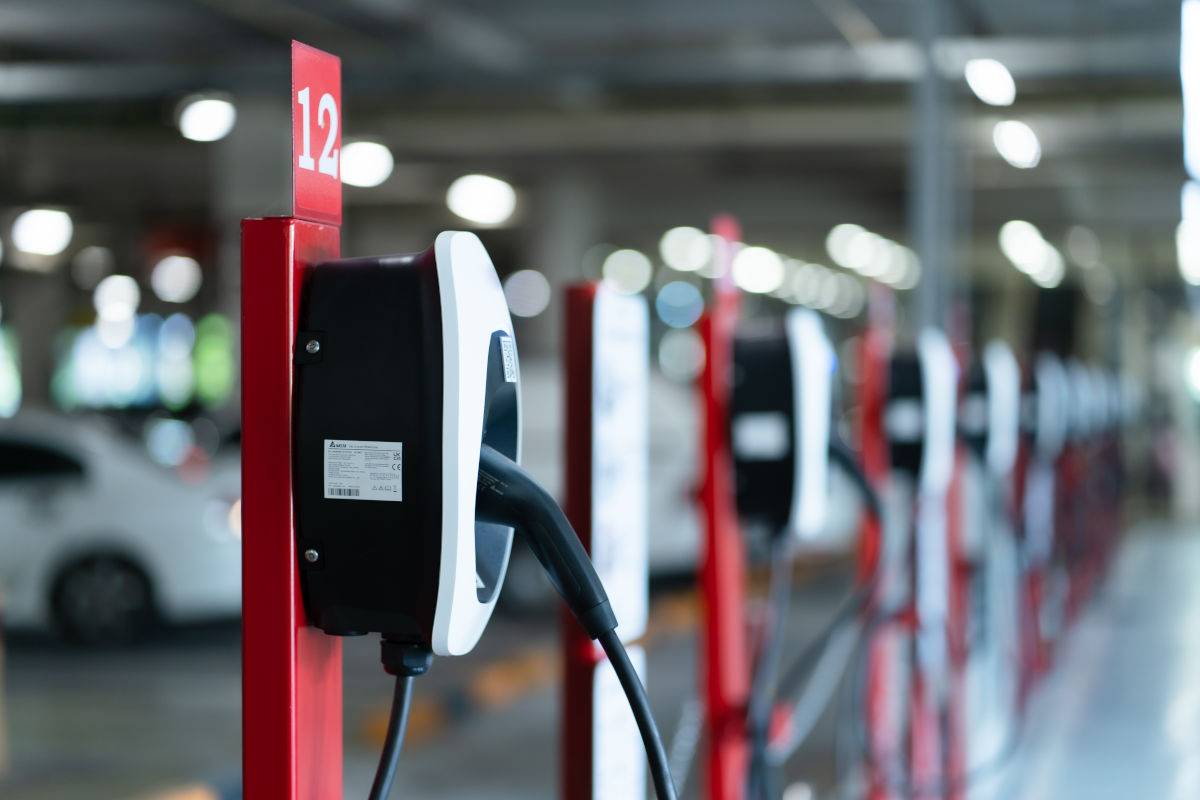 E-Ladestationen auf einem Firmenparkplatz